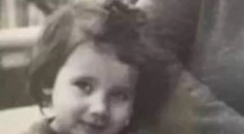 اشتهرت بجمالها الخارق ولون عينيها الغريب.. خمنوا من هذه الطفلة الحسناء التي أصبحت نجمة شهيرة؟