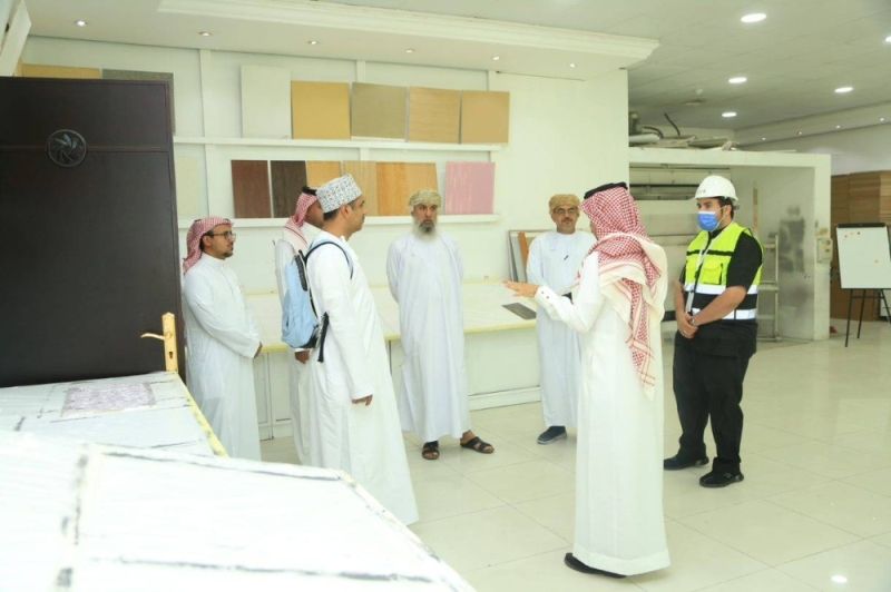 وفد من وزارة الدفاع العمانية يزور "دهانات الجزيرة" ويطلع على أحدث تقنياتها وابتكاراتها.. شاهد صور