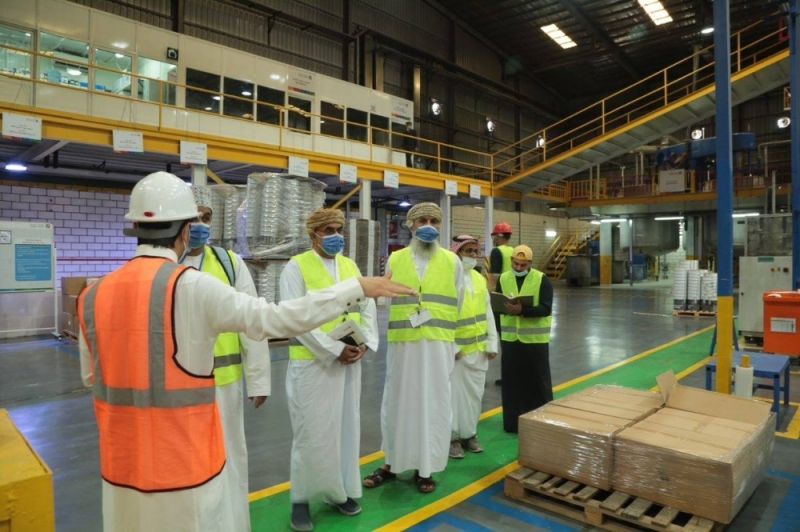 وفد من وزارة الدفاع العمانية يزور "دهانات الجزيرة" ويطلع على أحدث تقنياتها وابتكاراتها.. شاهد صور