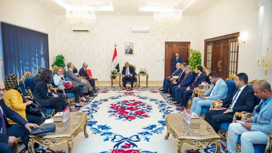 اللواء الزُبيدي يستقبل وفداً رفيع المستوى من البنك الدولي