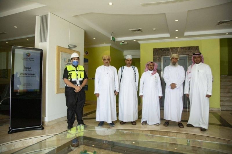 وفد من وزارة الدفاع العمانية يزور "دهانات الجزيرة" ويطلع على أحدث تقنياتها وابتكاراتها.. شاهد صور