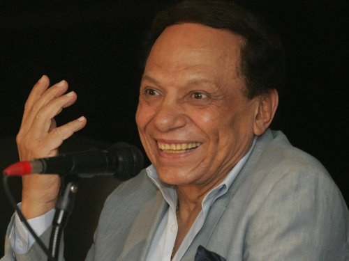 شوف دلوقتي: عادل إمام فاجأ جميع الحاضرين وجلس مكان العريس في حفل زفاف الفنانة نورا.. لن تصدق كيف كانت ردة فعل زوجها - صورة