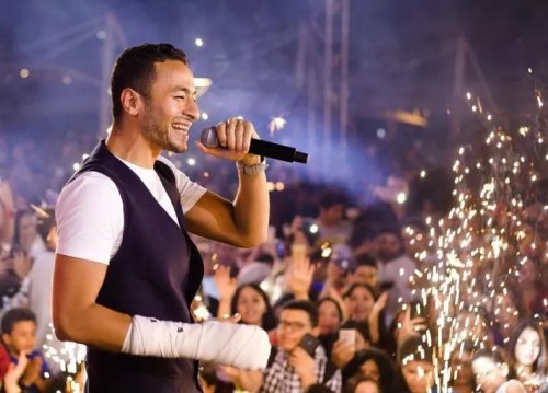 عكس نانسي عجرم تماماً؟.. لن تصدق ما فعلـه النجم المصري حمادة هلال لحظة أذان المغرب وهو يغني علـى المسرح صـدم جمهوره.! !