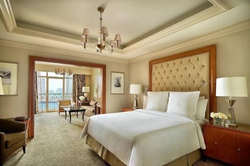 اقتربت الساعة .. شابة حسناء أحضرت صديقتها للمذاكرة معها بالمنزل في غياب شقيقها.. وعندما عاد وشاهد ما تفعلانه كانت الصـدمة التي أصابته بالشلل علـى الفور.!!