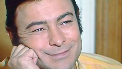 ابنة الفنان المصري أحمد رمزي فتحت (موبايل) والدها بعد رحيله فاكتشفت سره الكبير!