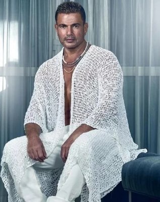 إطلالة صادمة لـ عمرو دياب بصدر عارٍ والجمهور غاضب: إزاي راجل بملابس حريم؟! - صورة صادمة