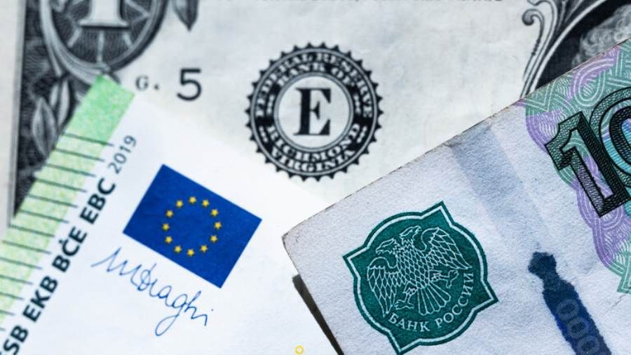 بعد موجة ارتفاع قوية.. الروبل الروسي يتراجع أمام الدولار واليورو