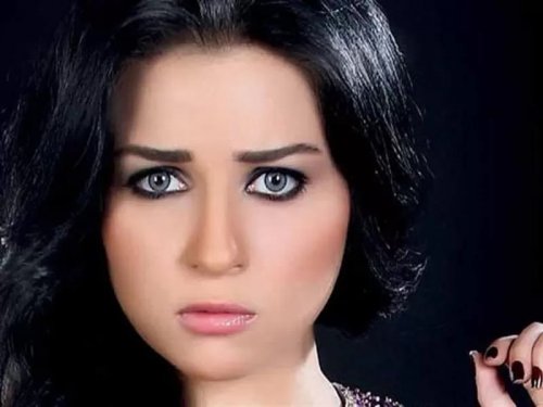 (فولة واتقسمت نصين).. شبيهة الفنانة مي عز الدين الأجنبية تخطف الأنظار.. شوف دلوقتي مدى جمالها!