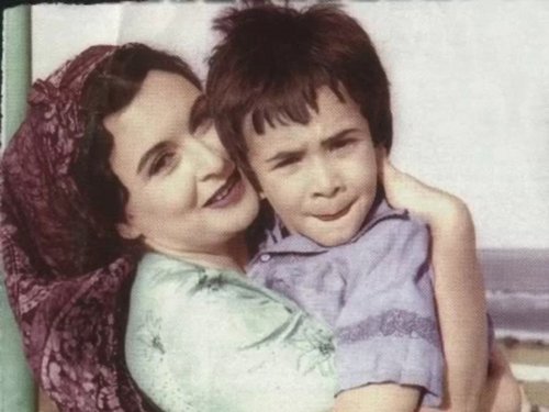 لن تتوقع من يكون الطفل الذي تحمله سعاد حسني.. ممثل شهير دخل عالم التمثيل من بابه الواسع؟!! هو ايضا ابن مخرج سينمائي مصري ...شوف دلوقتي