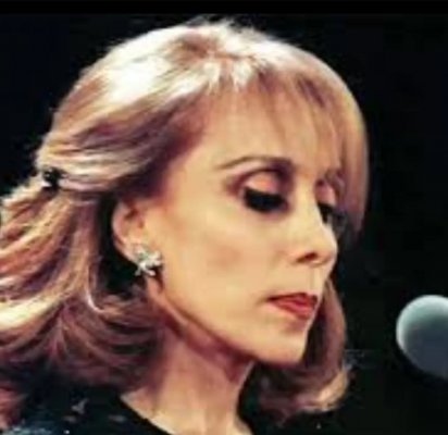 فنانة جميلة وساحرة الحسن .. عانقها الرئيس التونسي الأسبق وخاطبها: أنتِ أعز عندي من ابنتي.. ورفضت أن تقيم حفلاً خاصاً له!