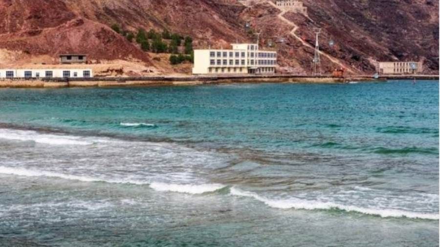 بسبب ارتفاع منسوب الأمواج.. خفر السواحل بعدن يحذر مرتادي البحر