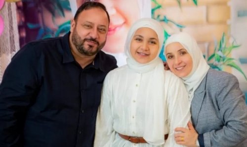 قلعت حجابها أمام الجميع.. جنى مقداد قهرت والدها خالد بعد أشهر من إرتدائه.. والجمهور في صدمة!ومعلقين ليه هيك تحرجي ابوكي... فماهي الحقيقة