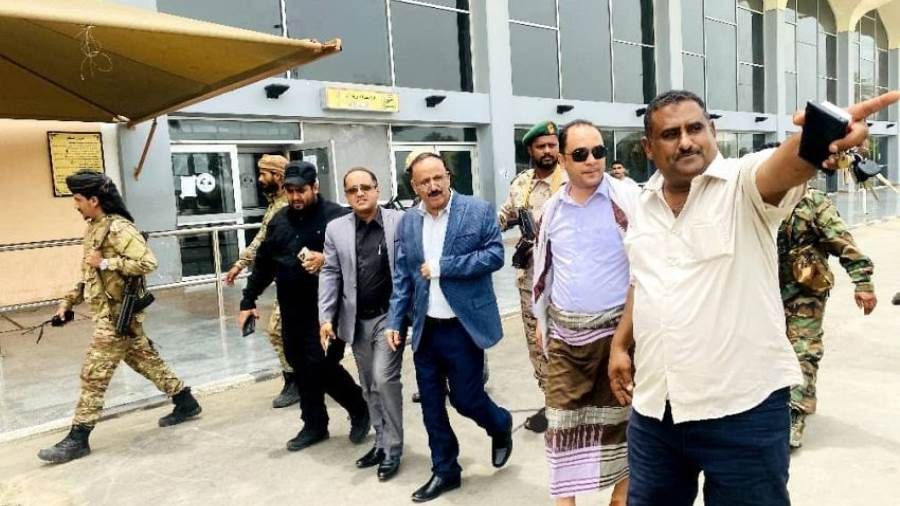 وزير النقل يطلع على سير العمل وحركة النشاط بمطار عدن الدولي خلال عيد الاضحى