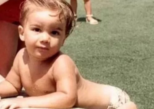 بسبب جماله الساحر الغير عادية ..هذا الطفل الاشقر عندما كبر لُقب بـ(عاشق الستات) وأصبح من أشهر واوسم نجوم الشاشة العربية تزوج 7مرات .. من يكون