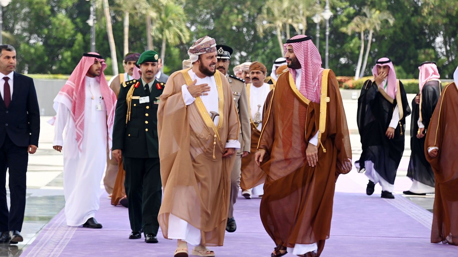 تفاعل مع مقطع فيديو "ضاحك" بين أسعد بن طارق ومحمد بن سلمان