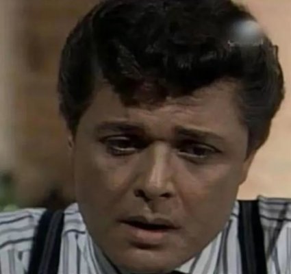 أوسم بمليون مرة من محمود عبد العزيز.. صورة نادرة لـ رأفت الهجان الحقيقي في فيلم مع سامية جمال!!شوف دلوقتي الصور