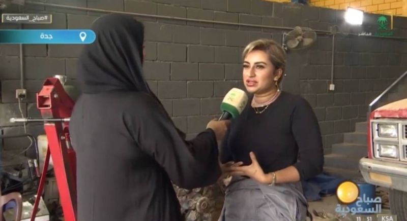 شاهد بالفيديو: أول ميكانيكية سعودية تكشف سبب عملها في مهنة تصليح السيارات.. وردة فعل المجتمع تجاهها