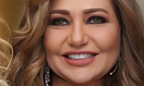 (فولة وانقسمت نصين).. صورة نادرة جدا لليلى علوي برفقة شقيقتها الفنانة الحسناء الشهيرة .... والجمهور: مين فيهم ليلى