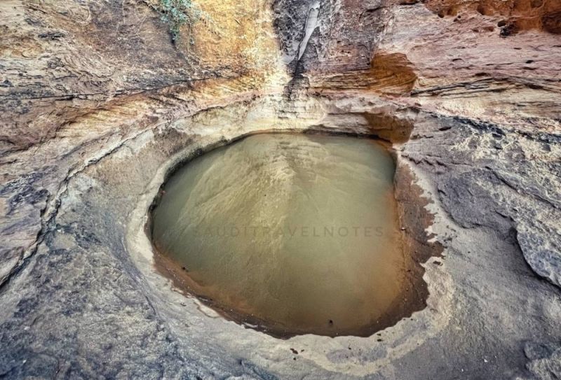 مدونة بريطانية تكتشف بركة مخفية في صحراء نيوم عن طريق الصدفة.. وهذا أهم ما يميز مياهها (شاهد صور)