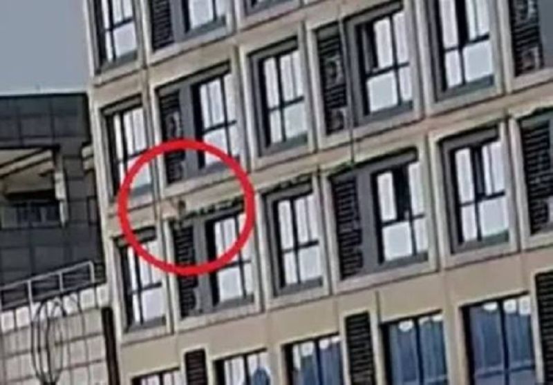 فيديو يحبس الأنفاس.. سقوط طفلة من نافذة منزلها من الطابق الخامس ورد فعل سريع ينقذها قبل ارتطامها بالأرض (شاهد)