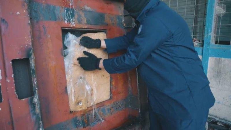 خبأت بطريقة ماكرة.. شاهد لحظة إحباط تهريب كمية ضخمة من حبوب الكبتاجون إلى السعوديةة عبر ميناء جدة (فيديو)