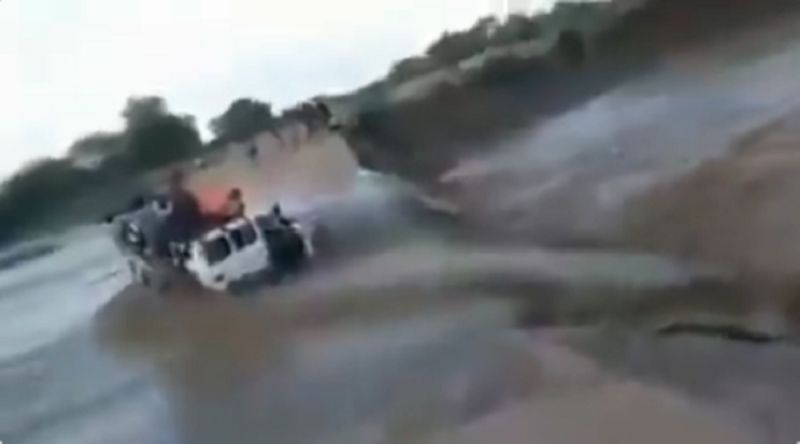 فيديو لأصحاب القلوب القوية.. شاهد لحظة انجراف سيارة محملة بالعمال وغرقها في مجرى سيل بالسودان