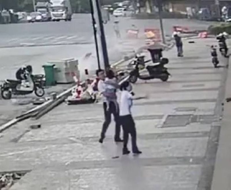 فيديو يحبس الأنفاس.. سقوط طفلة من نافذة منزلها من الطابق الخامس ورد فعل سريع ينقذها قبل ارتطامها بالأرض (شاهد)