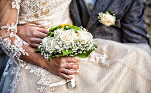 عروسة اردنية جميلة تطلق صرخات جنونية وهستيريه فـي ليلـة الدخلة ..وعند اقتحام الغرفة كانت المفاجأة المرعبه التي لم تكن بالحسبان ولا يتوقعها عقل إنسان.. لن تصدق ماذا فعل بهـا العريس.!!