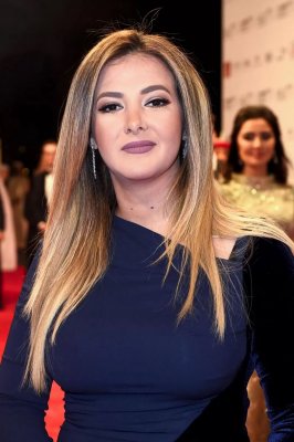 صورة نادرة تسرب للمرة الاولى من خطوبة الفنانة دنيا سمير غانم.. لن تتوقع كيف عبرت دلال عبدالعزيز عن فرحتها وخلفها زوجها النجم