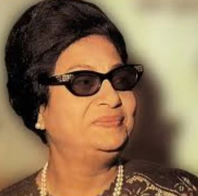 انكشف السر الخفي والمحير وراء (المنديل) الذي كانت تحمله أم كلثوم في كل أغانيها.. لن تصدق ما هو؟