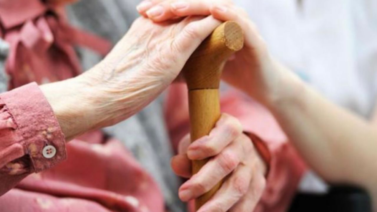 السعودية: “شؤون الأسرة” توضح النصائح المهمة لحماية كبار السن من الاحتيال الرقمي