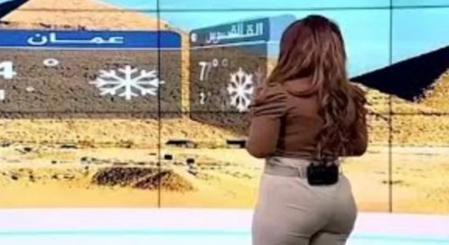 موقف لا يحسد علية مذيعة مشهورة فاتنة الجمال تمزقت ملابسها في البث المباشر.. وتقع في الفخ أمام كل المشاهدين (فيديو محرج للغاية)