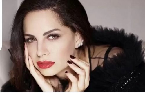 كأنه عصومي بطل طيور الجنة نسخ لصق.. لن تصدّق أن هذا الشاب هو ابن الفنانة آمال ماهر !! - صورة في غاية الحميمية... شوف دلوقتي