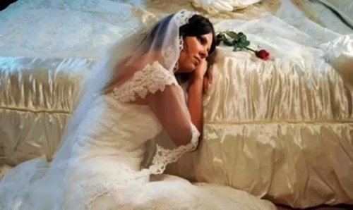 عروس شديدة الجمال خلعت فستان الزفاف أمام العريس في ليلة الدخلة فكانت الفاجعة المدمره وصدمة العمر التي لاتنسى.. لن تصدق مارأت عيناه؟