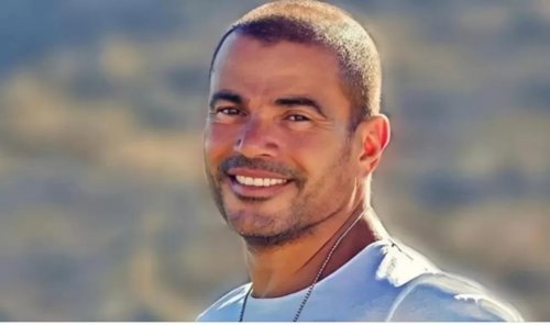 كأنه نسخة حسين فهمي.. إطلالة مفاجئة لـ عمرو دياب لون شعره الغريب سيصدمك وملامحه غريبه هذه المره!! - صور