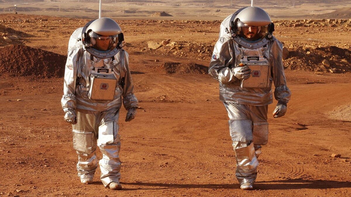 فلكي بريطاني: مستوطنو المريخ مستقبلا سيكونون أنصاف بشر وروبوتات