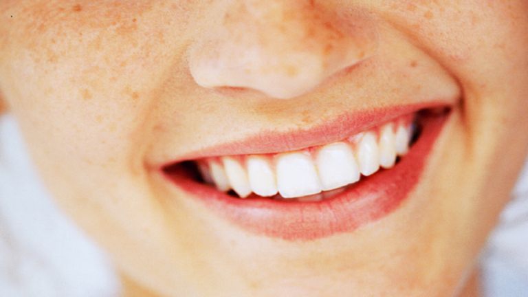 طريقة خاطئة قد نرتكبها في تنظيف أسناننا.. خبيرة توضح