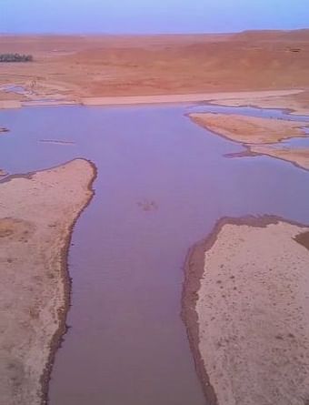 بالصور: سد جوي بالمجمعة في السعودية يشكل بحيرة طبيعية في حالة نادرة الحدوث .. و أودية الخويش ترسم لوحات جمالية (شاهد)