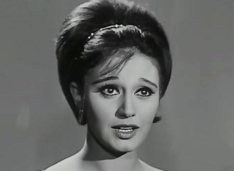 مديحة كامل.. بالابتسامة خطفت القلوب ثم ماتت على سجادة الصلاة