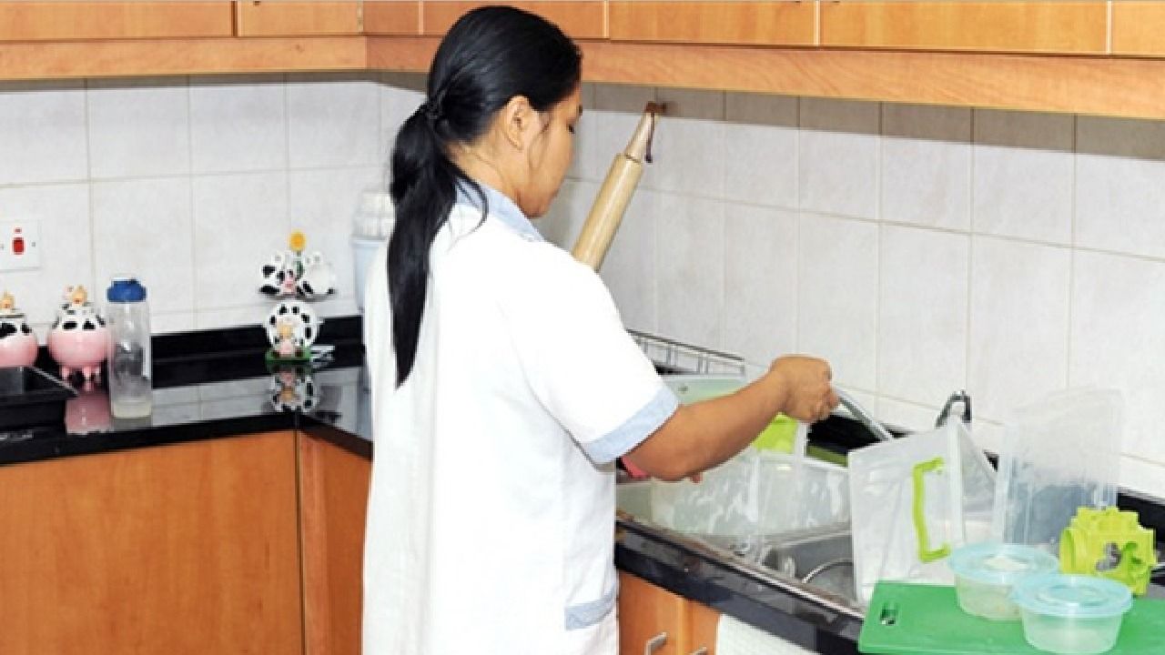 مختص سعودي يوضح حالة تُلزم مكتب الاستقدام بتعويض العميل (فيديو)