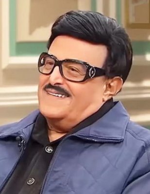 رجل ثري ظن أن الفنان سمير غانم شخص فقير فرمى له ساعته الغالية.. ماحدث بعدها لايمكن تخيله