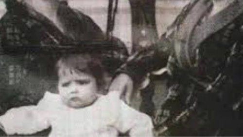 لقبت (بـ دلوعة السينما)..خطفت قلوب الجماهير بصوتها العذب وأدائها التمثيلي المحترف. خمنوا من هذه الطفلة