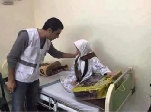 نزعت من قلبه الرحمة : أبن عاق جداً يضع لأمه السم فـي الشاي وقبل أن تلفظ أنفاسها الأخيرة أخبرتهُ بالسر الخطير الـذي جعلهُ يسقُط مشلولا علـى الفور.!!