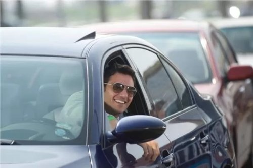 شاب مصري فقير أوقف سيارة أحمد عز وطلب منه بعض النقود.. شاهدوا رد فعل الأخير!تصرفه صادم