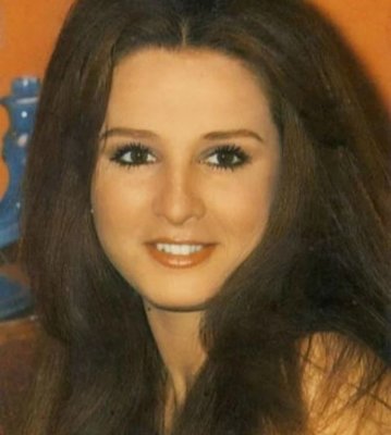 لن تتوقع من هو شقيق النجمة نجلاء فتحي.. ممثل شهير دخل عالم التمثيل من أوسع الأبواب!!وسامته تعدت الحدود...صورة نادرة