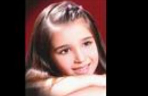 الطفلة سارة ابنة منى زكي في فيلم (ولاد عم).. لن تصدق كيف أصبحت شابه تخطف الانظار بجمالها الصارخ بعد مرور 13 عاماً على عرضه