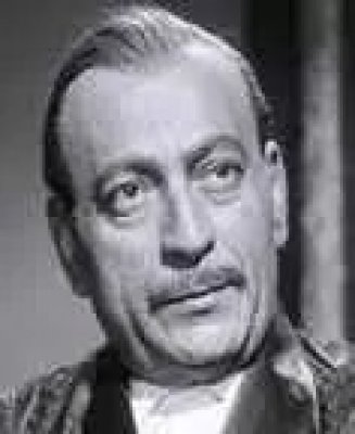 اشتهر بادوار الشر دفن شقيقته حية وفارق الحياة بطريقة غريبة وهو يؤدي مشهد الموت أمام عمر الشريف