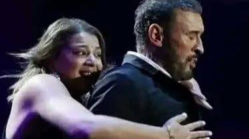 فتاة تقتحم المسرح وتحتضن الفنان كاظم الساهر أثناء إحيائه حفلا في القاهرة.. شاهد ردة فعل الفنان (فيديو)