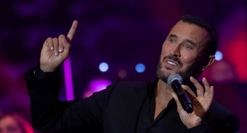 فتاة تتسبب في إيقاف حفل الفنان كاظم الساهر بدار الأوبرا.. لن تصدقوا كيف اشار القيصر إلى رجال الأمن؟!ماعملته الفتاه خارج عن الادب