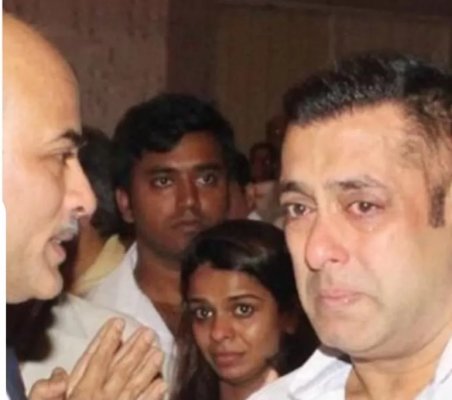 بعد وفاة أميتاب باتشان؟! سلمان خان ينعني وفاة أشهر نجوم بوليود وكارينا كابور كاد يغمى عليها - صور موجعه